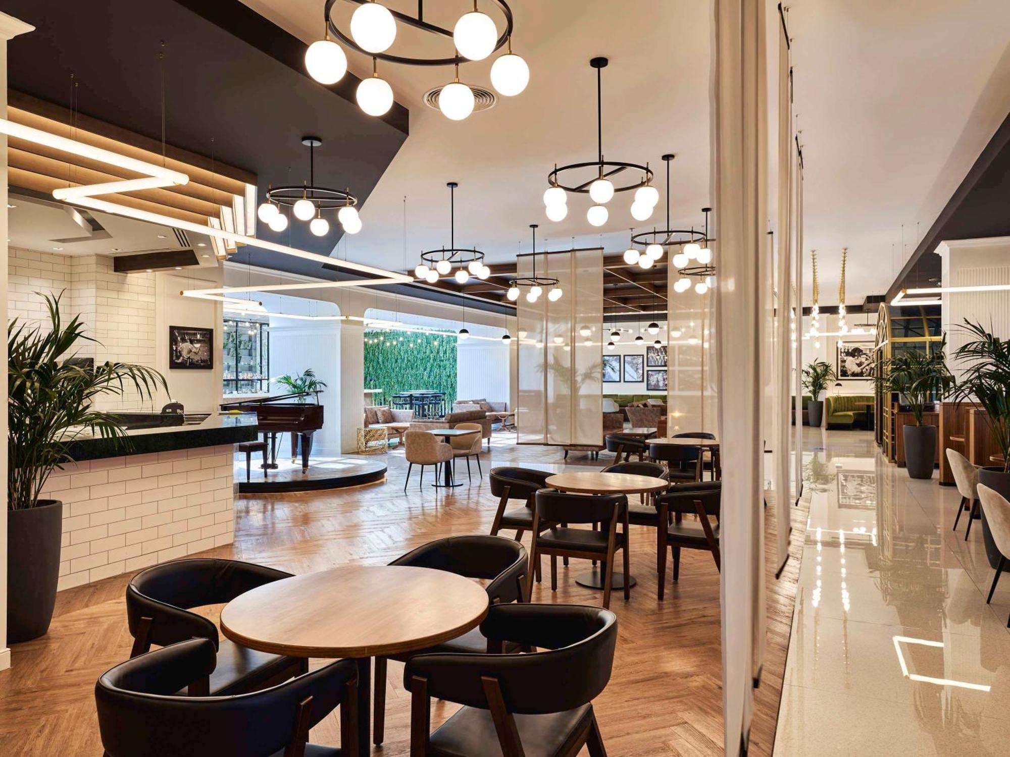 Fairmont Bab Al Bahr Hotel Abu Dhabi Bagian luar foto The lounge at Istanbul Ataturk Airport