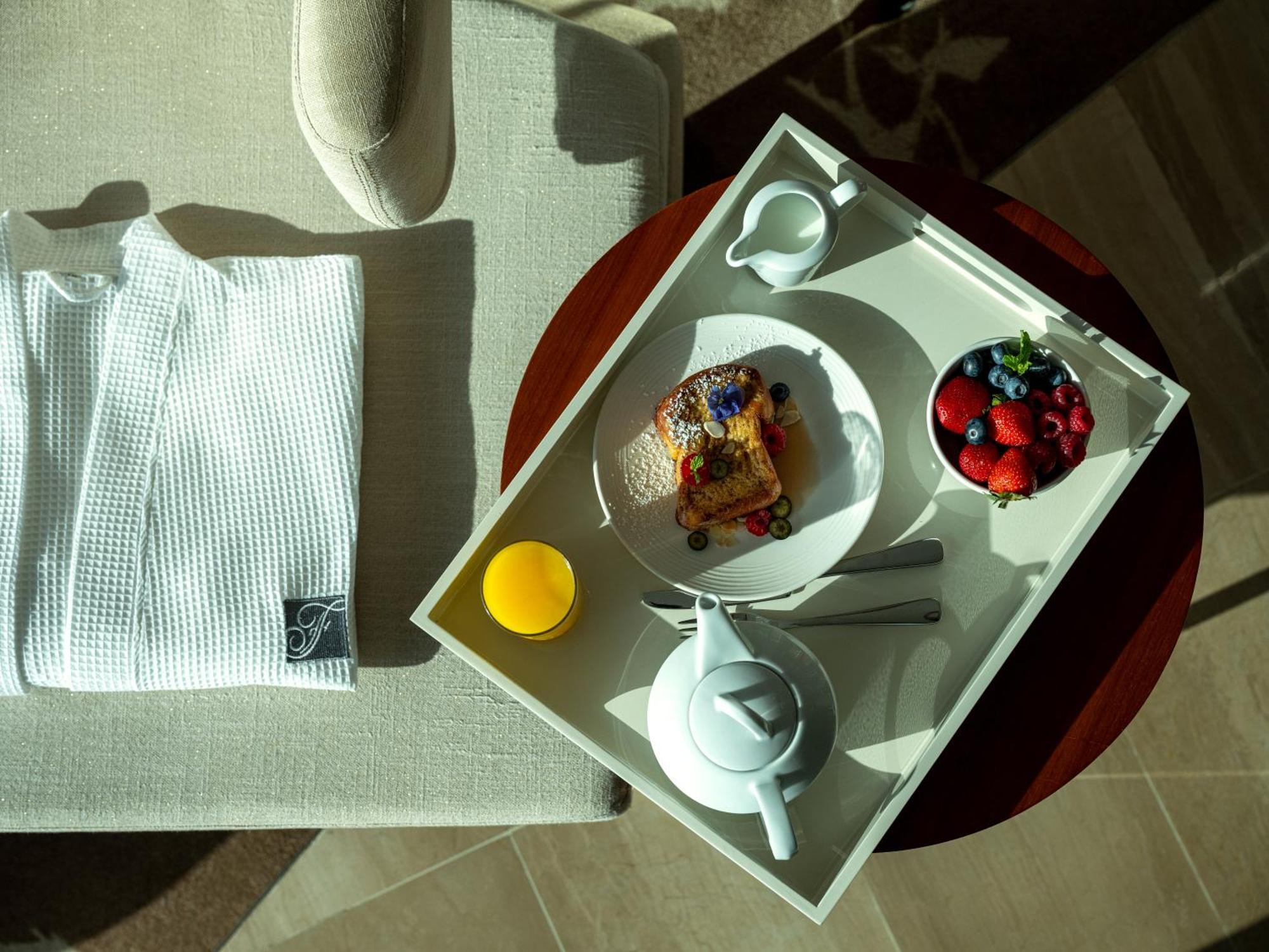 Fairmont Bab Al Bahr Hotel Abu Dhabi Bagian luar foto Room service