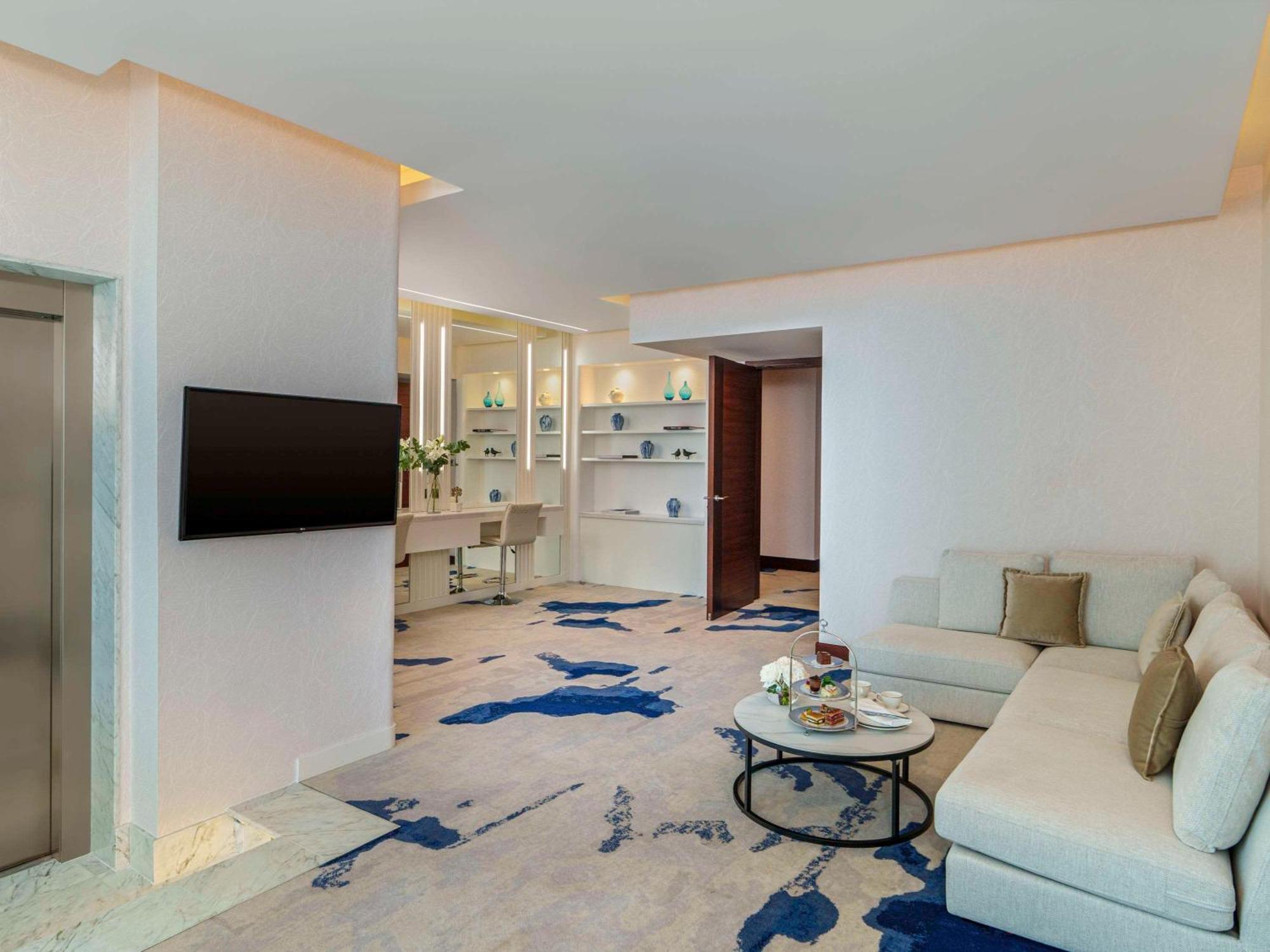 Fairmont Bab Al Bahr Hotel Abu Dhabi Bagian luar foto A suite at the hotel
