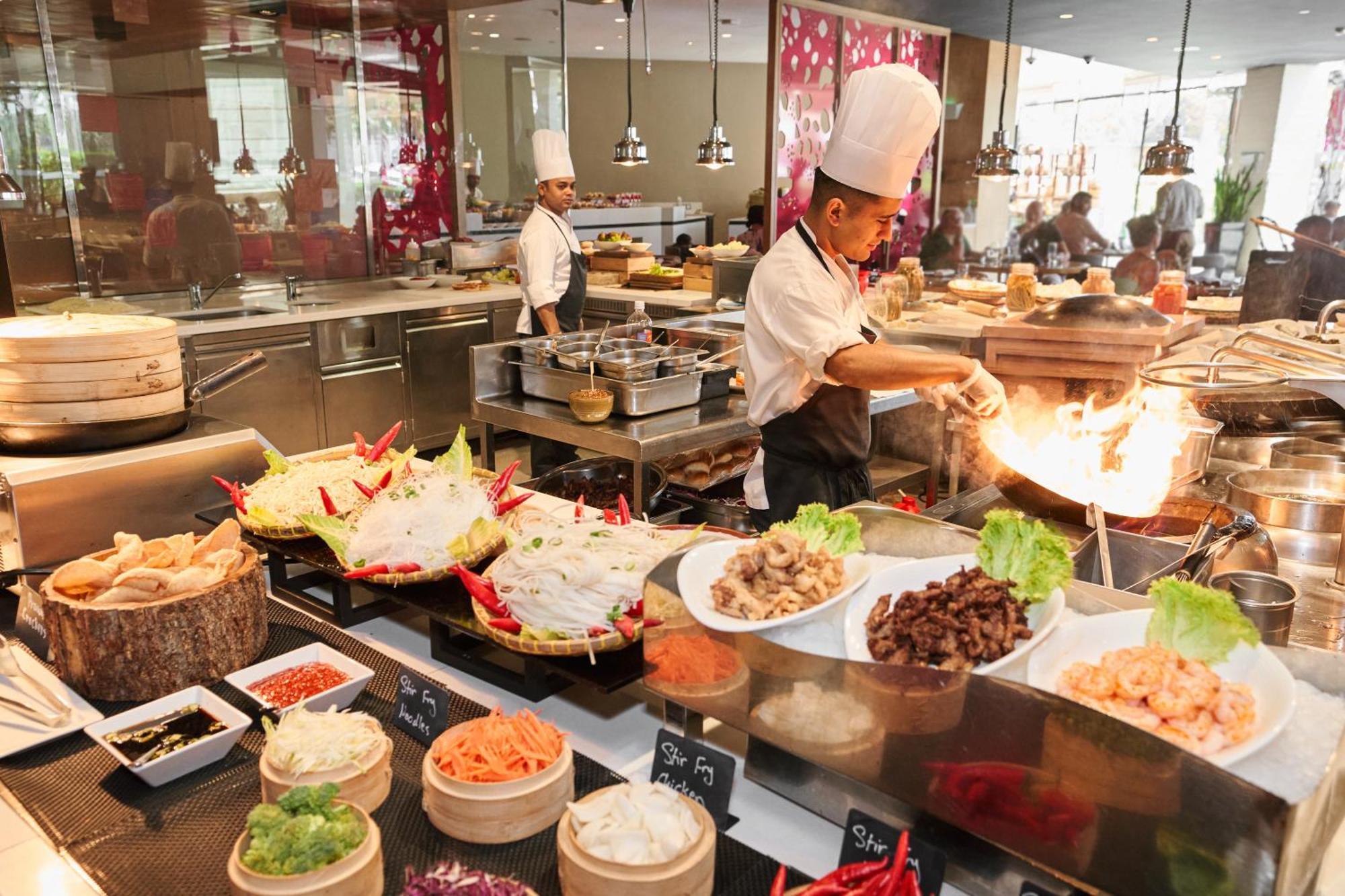 Fairmont Bab Al Bahr Hotel Abu Dhabi Bagian luar foto A live kitchen at a hotel