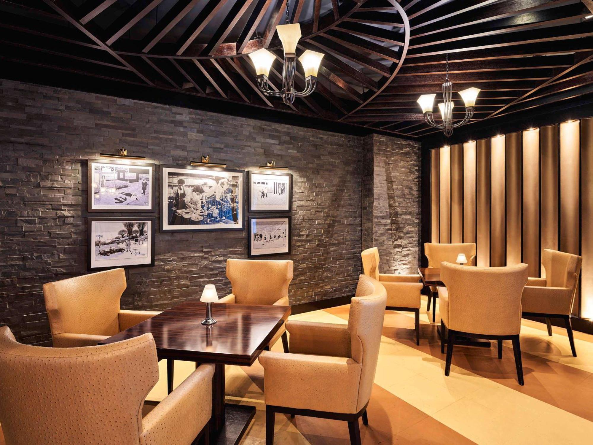 Fairmont Bab Al Bahr Hotel Abu Dhabi Bagian luar foto The Club lounge at Hong Kong International Airport