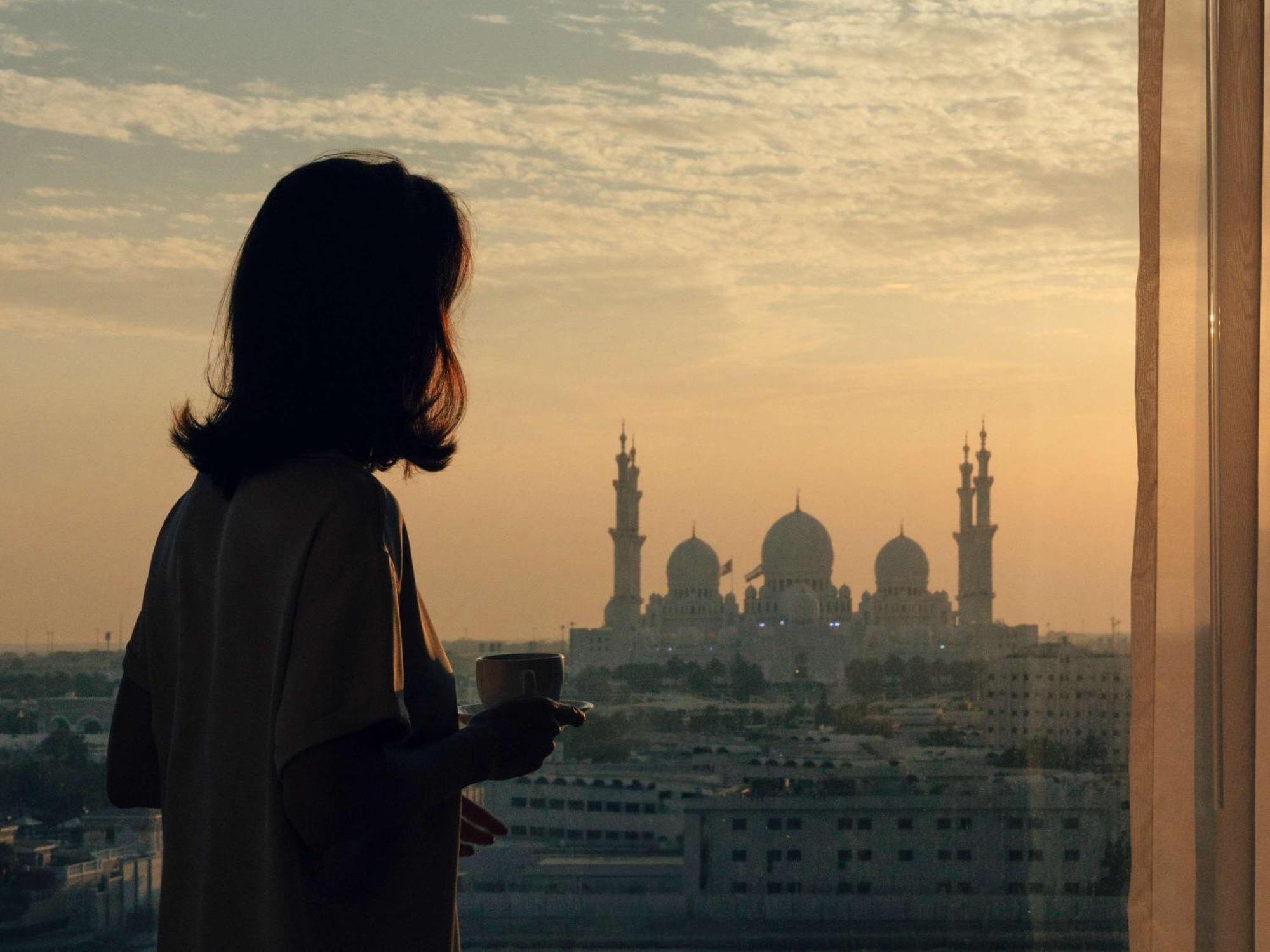 Fairmont Bab Al Bahr Hotel Abu Dhabi Bagian luar foto A woman in Riyadh