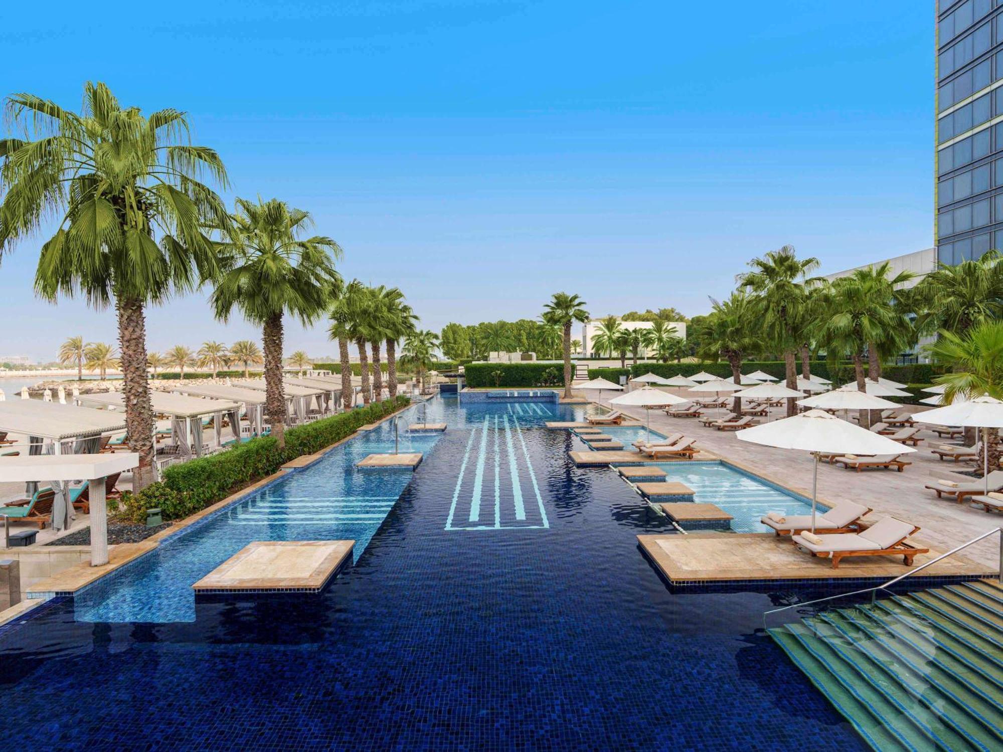 Fairmont Bab Al Bahr Hotel Abu Dhabi Bagian luar foto The swimming pool at the hotel