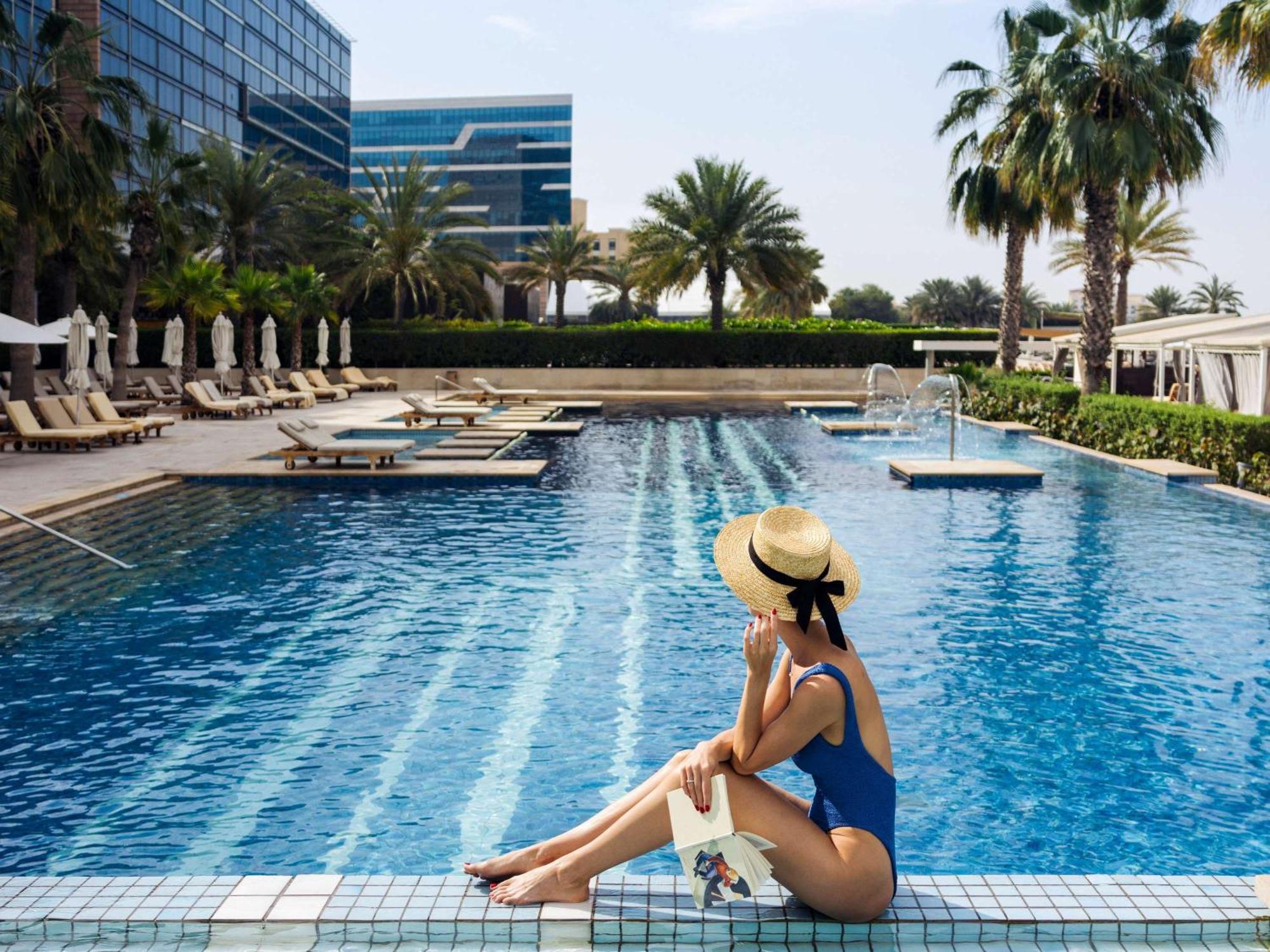 Fairmont Bab Al Bahr Hotel Abu Dhabi Bagian luar foto A woman sunbathing at a pool