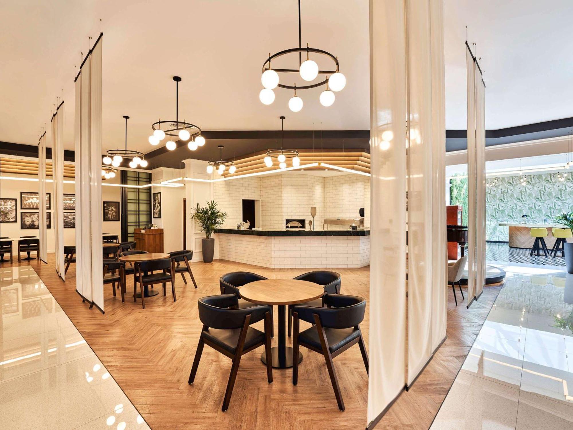 Fairmont Bab Al Bahr Hotel Abu Dhabi Bagian luar foto The interior of the library
