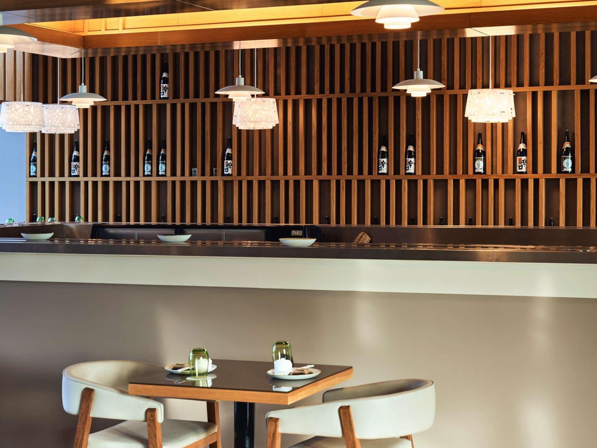 Fairmont Bab Al Bahr Hotel Abu Dhabi Bagian luar foto The bar at the lounge